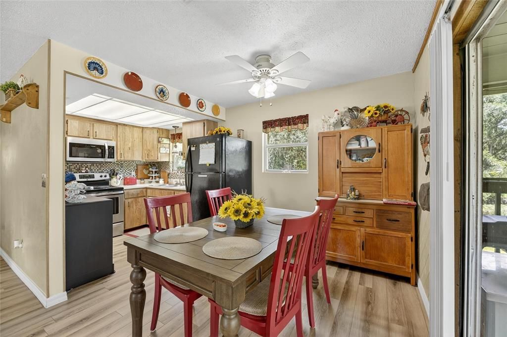 For Sale: $357,000 (3 beds, 1 baths, 912 Square Feet)
