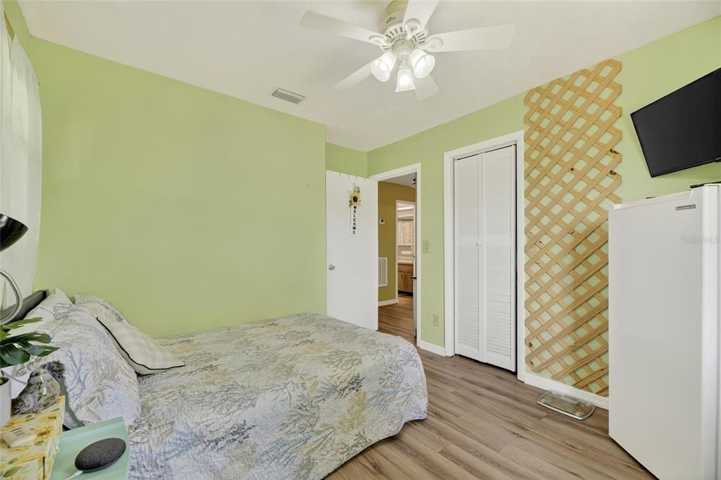 For Sale: $357,000 (3 beds, 1 baths, 912 Square Feet)