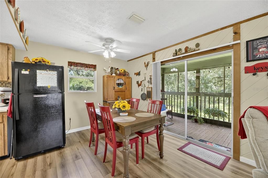 For Sale: $357,000 (3 beds, 1 baths, 912 Square Feet)