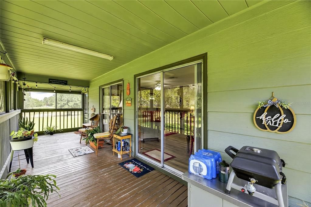 For Sale: $357,000 (3 beds, 1 baths, 912 Square Feet)