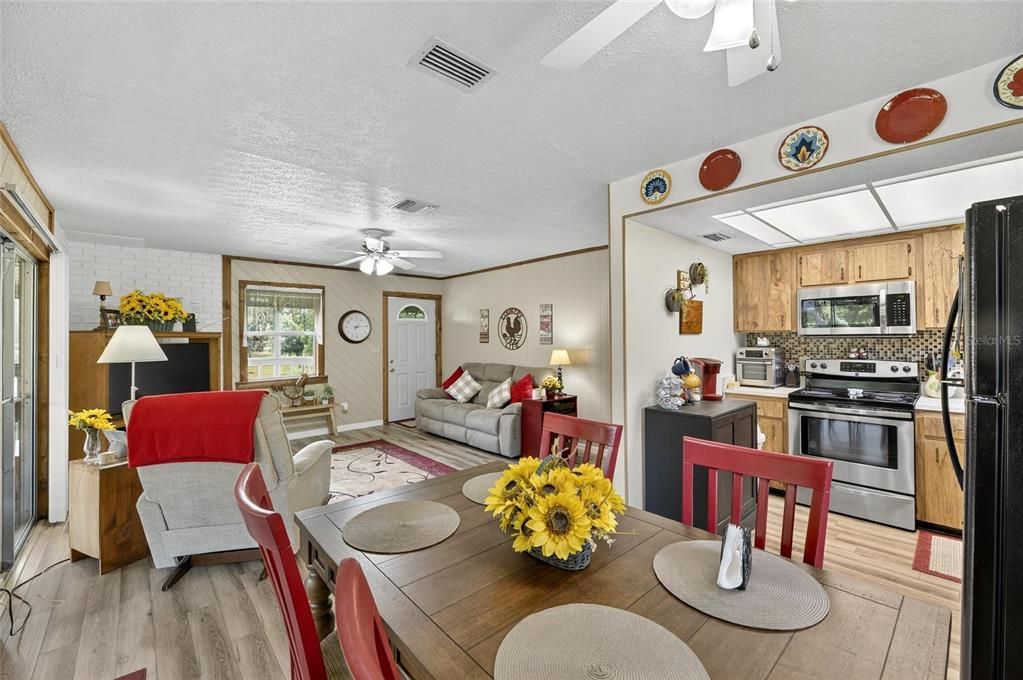 For Sale: $357,000 (3 beds, 1 baths, 912 Square Feet)