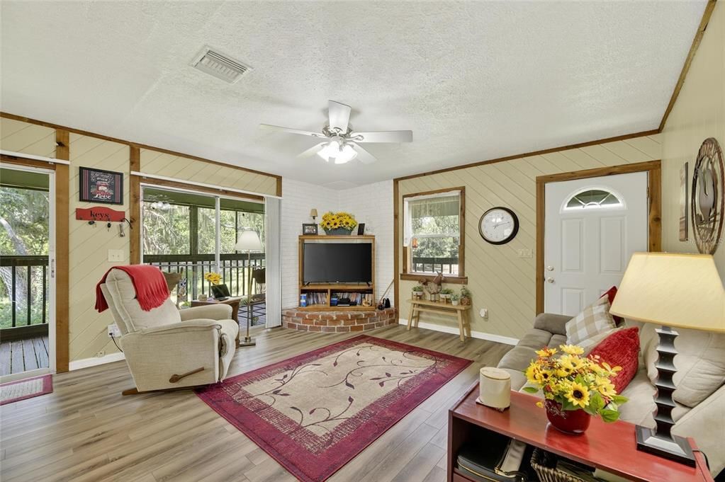 For Sale: $357,000 (3 beds, 1 baths, 912 Square Feet)