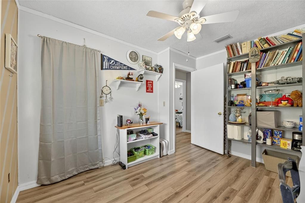 For Sale: $357,000 (3 beds, 1 baths, 912 Square Feet)