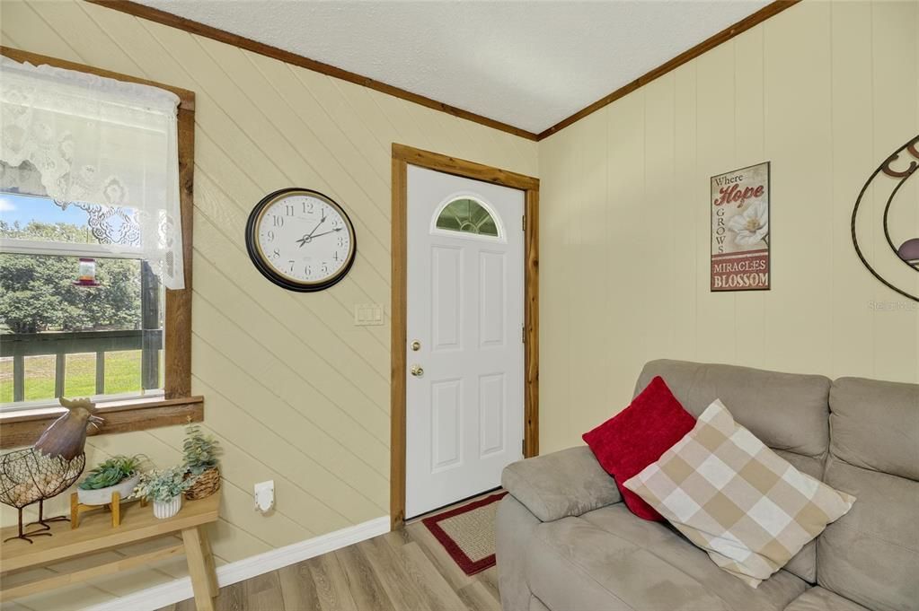 For Sale: $357,000 (3 beds, 1 baths, 912 Square Feet)