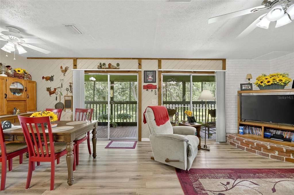 For Sale: $357,000 (3 beds, 1 baths, 912 Square Feet)
