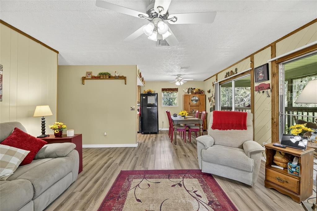 For Sale: $357,000 (3 beds, 1 baths, 912 Square Feet)