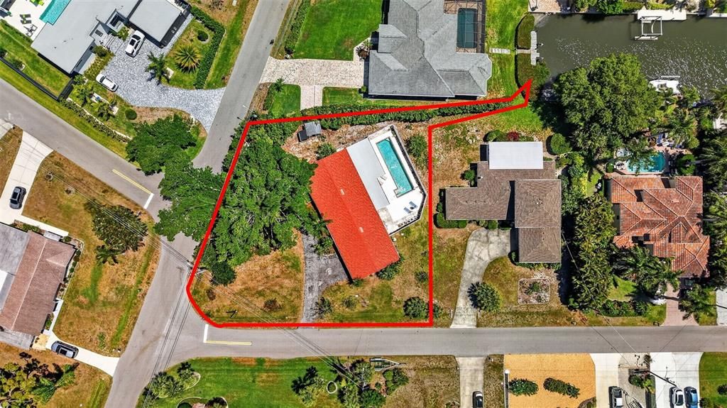 На продажу: $649,000 (0.40 acres)