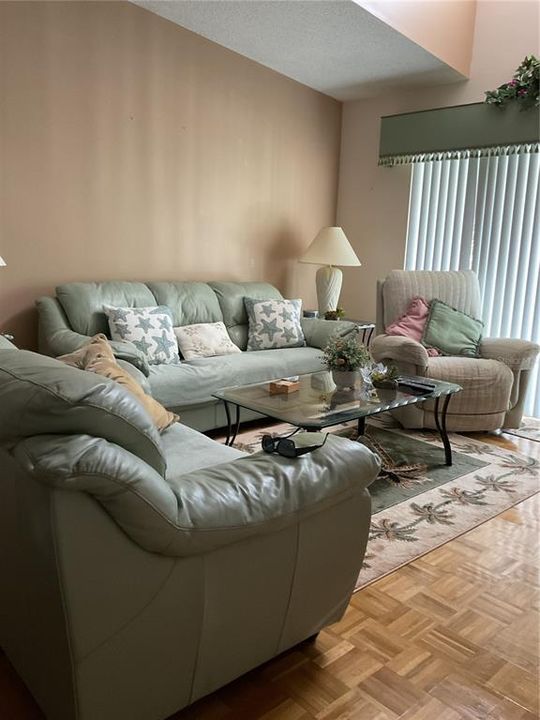 For Sale: $199,000 (2 beds, 2 baths, 979 Square Feet)