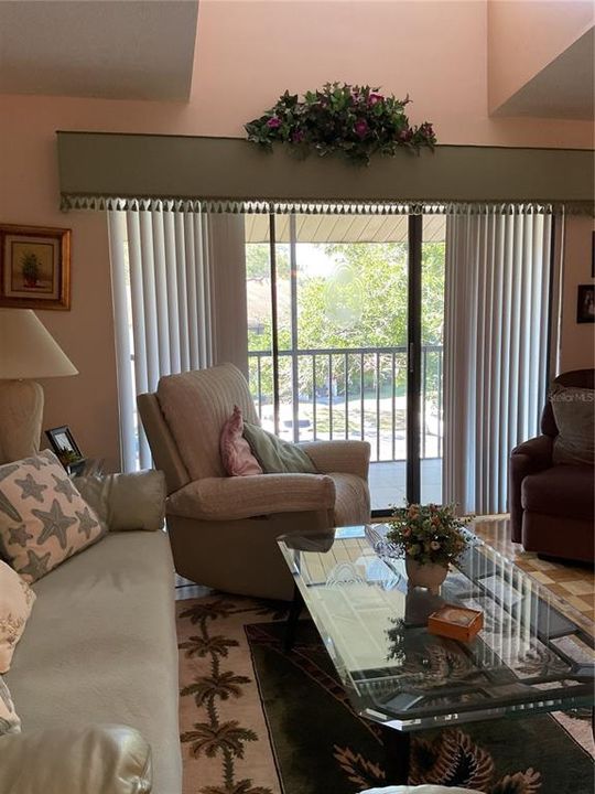 For Sale: $199,000 (2 beds, 2 baths, 979 Square Feet)