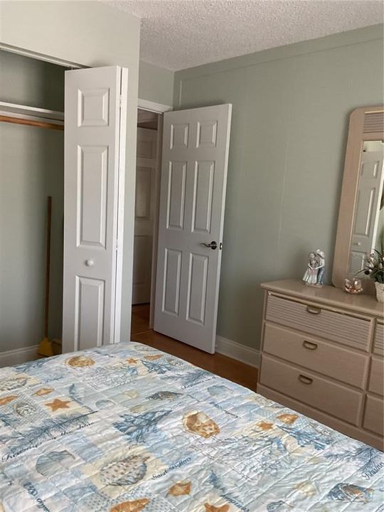 For Sale: $199,000 (2 beds, 2 baths, 979 Square Feet)