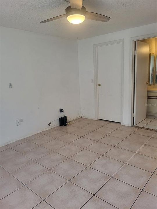 На продажу: $129,000 (2 спален, 2 ванн, 915 Квадратных фут)