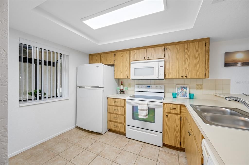 На продажу: $179,900 (2 спален, 2 ванн, 945 Квадратных фут)