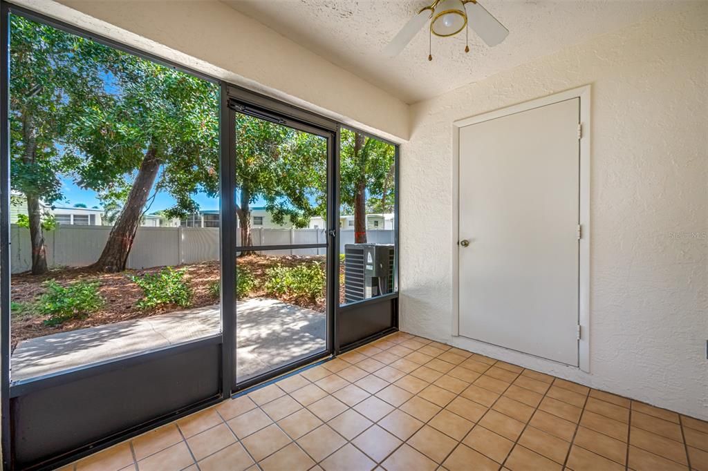 На продажу: $179,900 (2 спален, 2 ванн, 945 Квадратных фут)