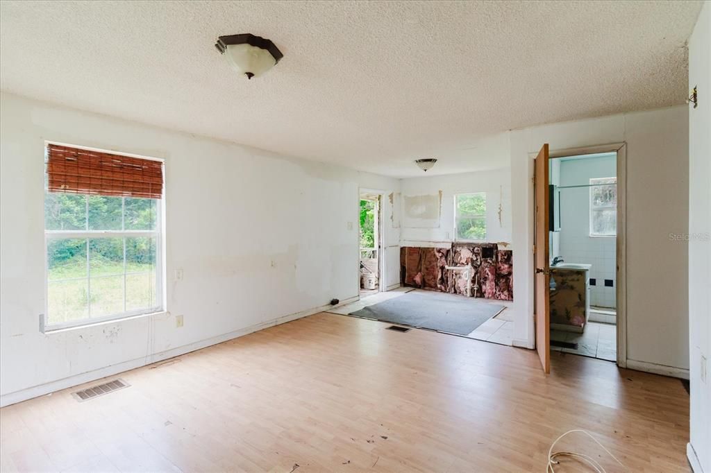 For Sale: $99,000 (2 beds, 1 baths, 840 Square Feet)