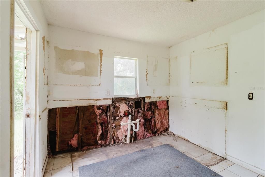 For Sale: $99,000 (2 beds, 1 baths, 840 Square Feet)