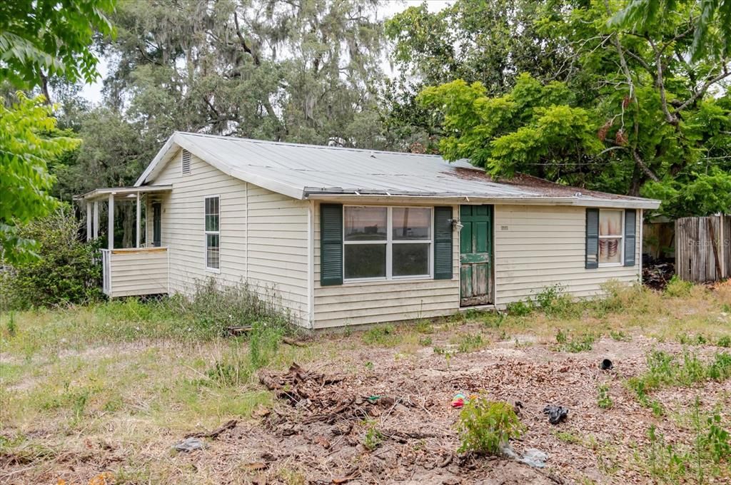 For Sale: $99,000 (2 beds, 1 baths, 840 Square Feet)