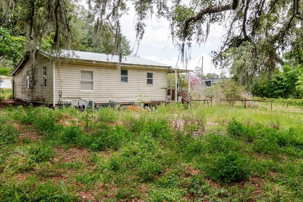 For Sale: $99,000 (2 beds, 1 baths, 840 Square Feet)