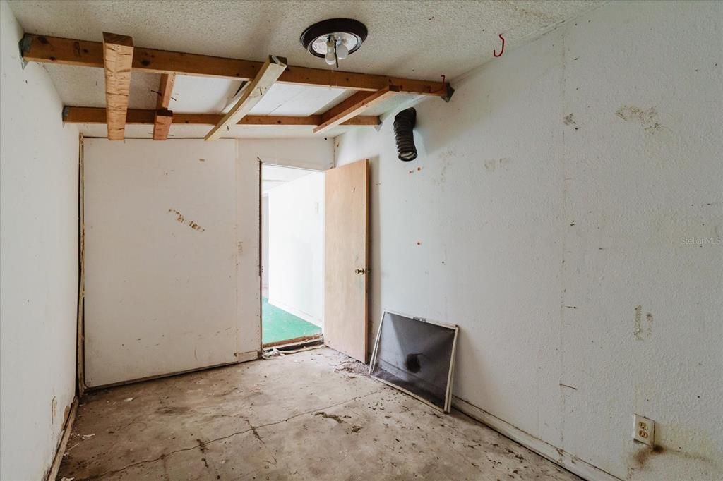 For Sale: $99,000 (2 beds, 1 baths, 840 Square Feet)