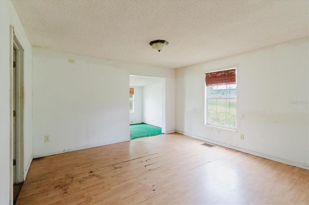 For Sale: $99,000 (2 beds, 1 baths, 840 Square Feet)