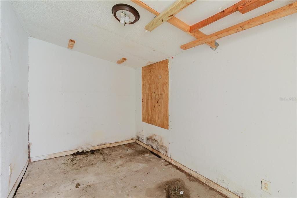 For Sale: $99,000 (2 beds, 1 baths, 840 Square Feet)