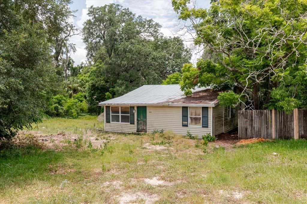 For Sale: $99,000 (2 beds, 1 baths, 840 Square Feet)