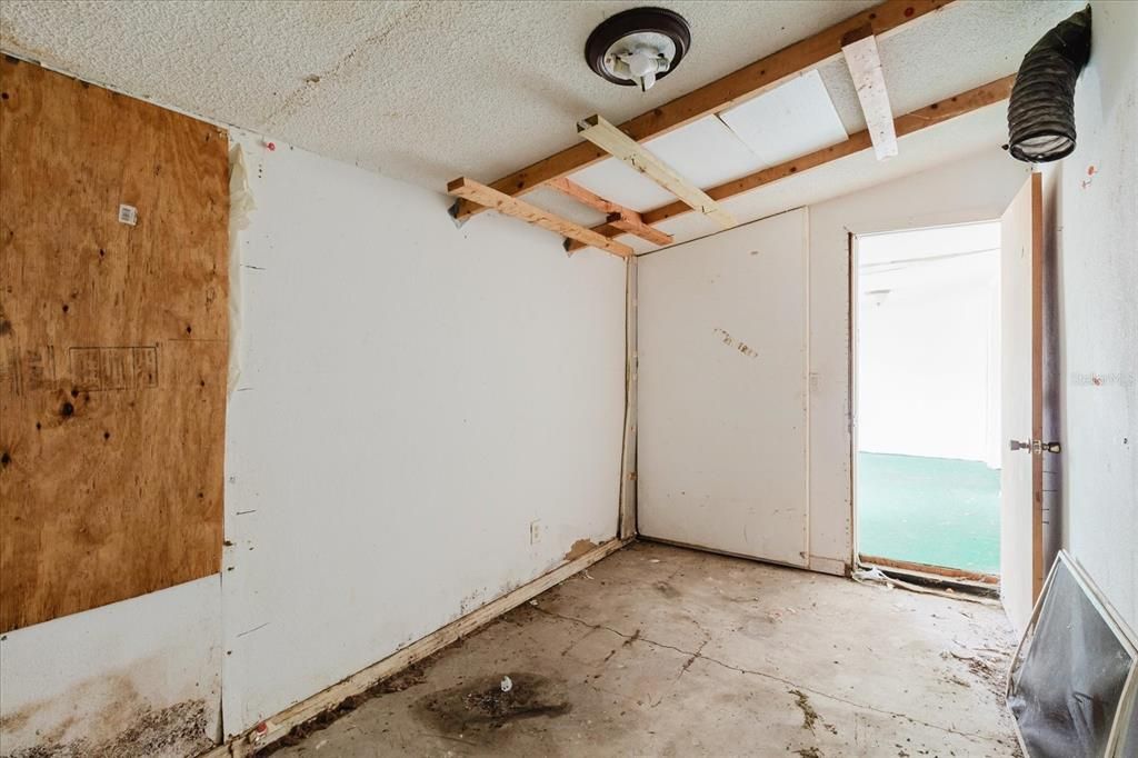 For Sale: $99,000 (2 beds, 1 baths, 840 Square Feet)
