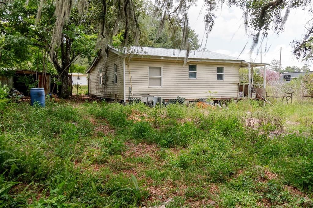 For Sale: $99,000 (2 beds, 1 baths, 840 Square Feet)