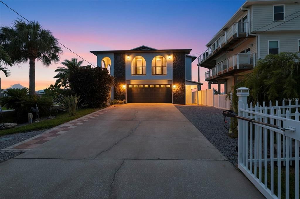 For Sale: $824,900 (2 beds, 2 baths, 1664 Square Feet)