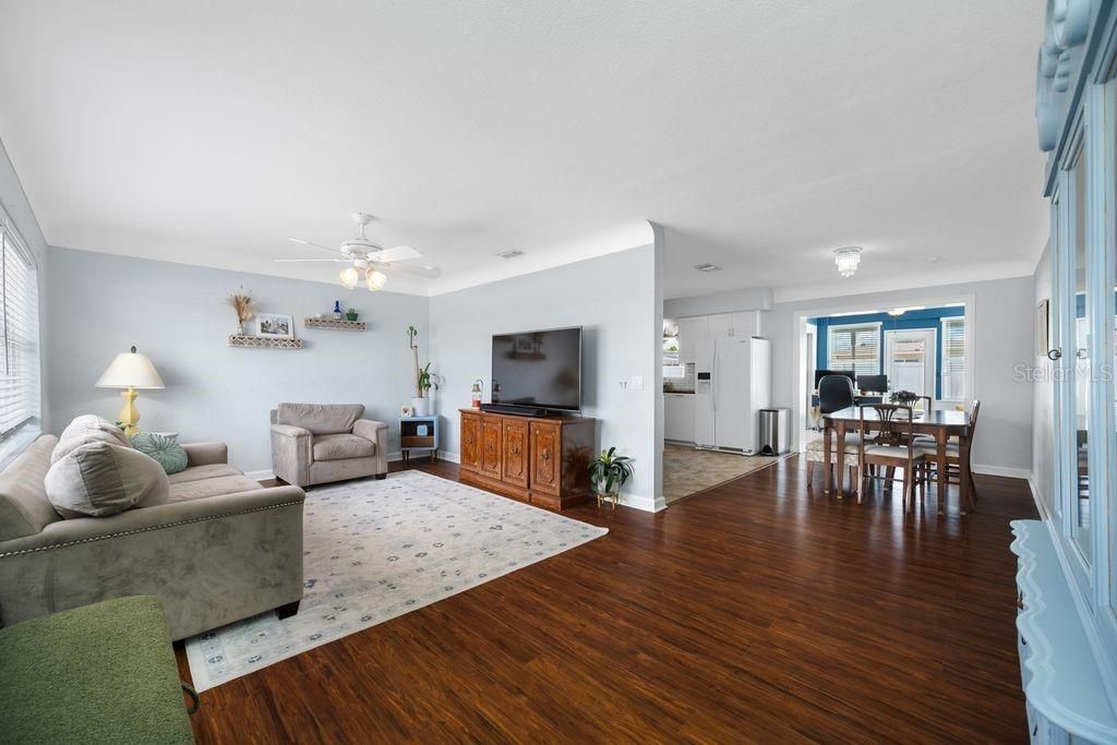 На продажу: $389,900 (2 спален, 2 ванн, 1184 Квадратных фут)
