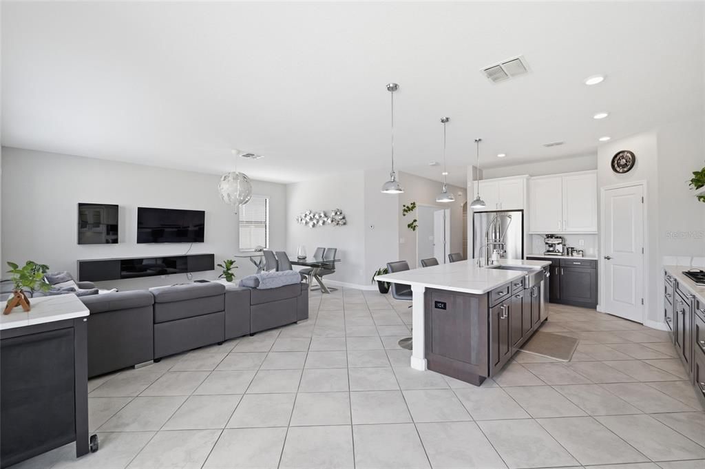 For Sale: $425,000 (4 beds, 2 baths, 2775 Square Feet)