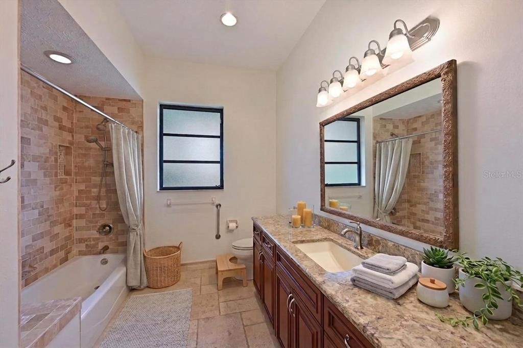 Activo con contrato: $989,900 (3 camas, 3 baños, 2820 Pies cuadrados)