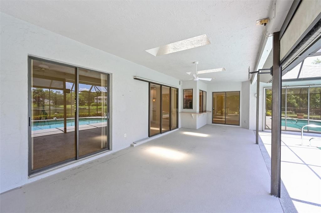 Activo con contrato: $989,900 (3 camas, 3 baños, 2820 Pies cuadrados)