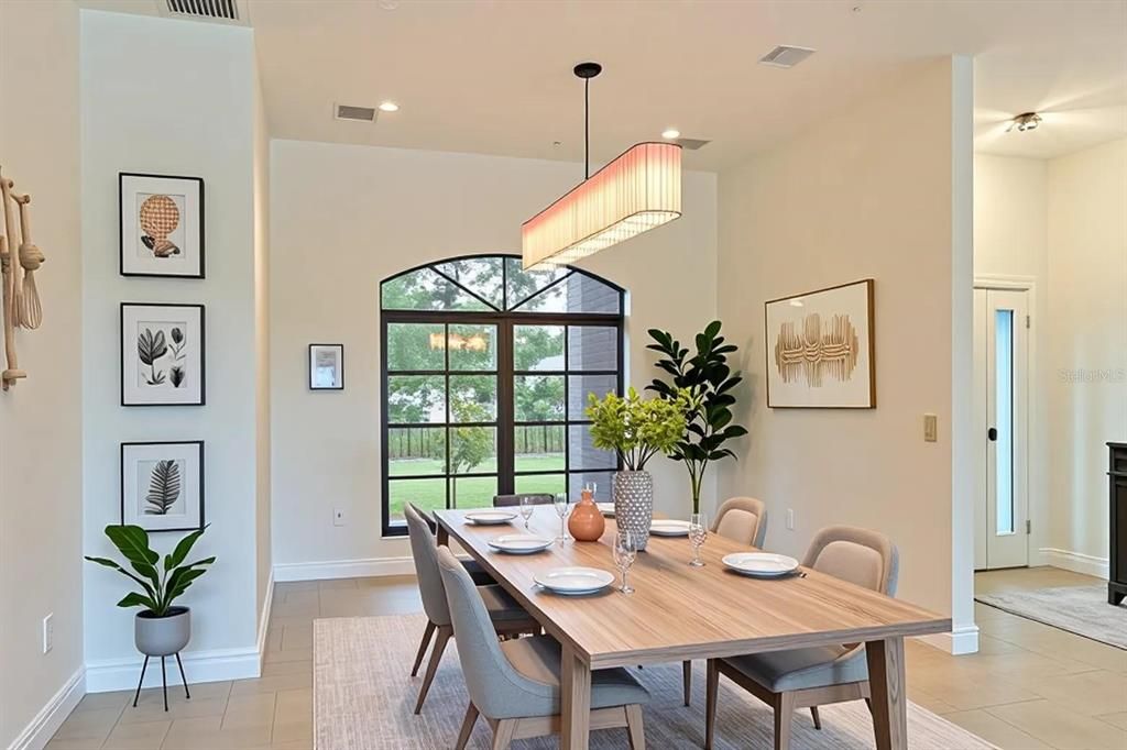 Activo con contrato: $989,900 (3 camas, 3 baños, 2820 Pies cuadrados)