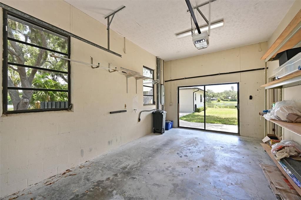 Activo con contrato: $989,900 (3 camas, 3 baños, 2820 Pies cuadrados)