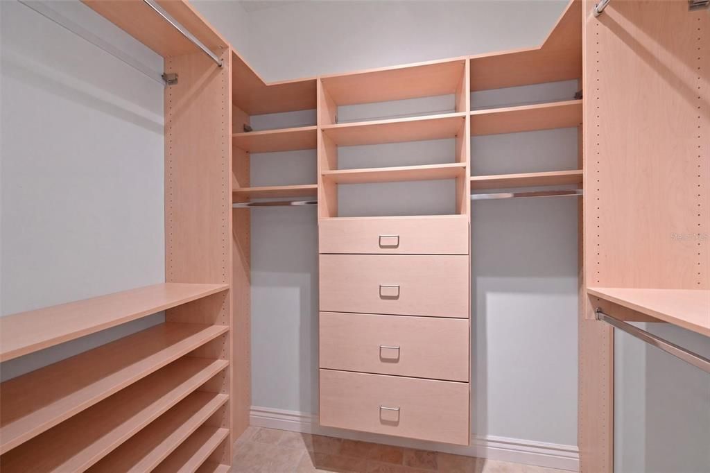 Activo con contrato: $989,900 (3 camas, 3 baños, 2820 Pies cuadrados)
