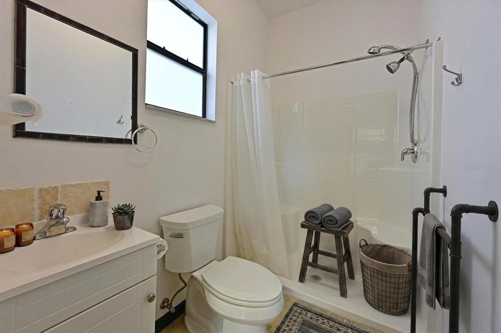 Activo con contrato: $989,900 (3 camas, 3 baños, 2820 Pies cuadrados)