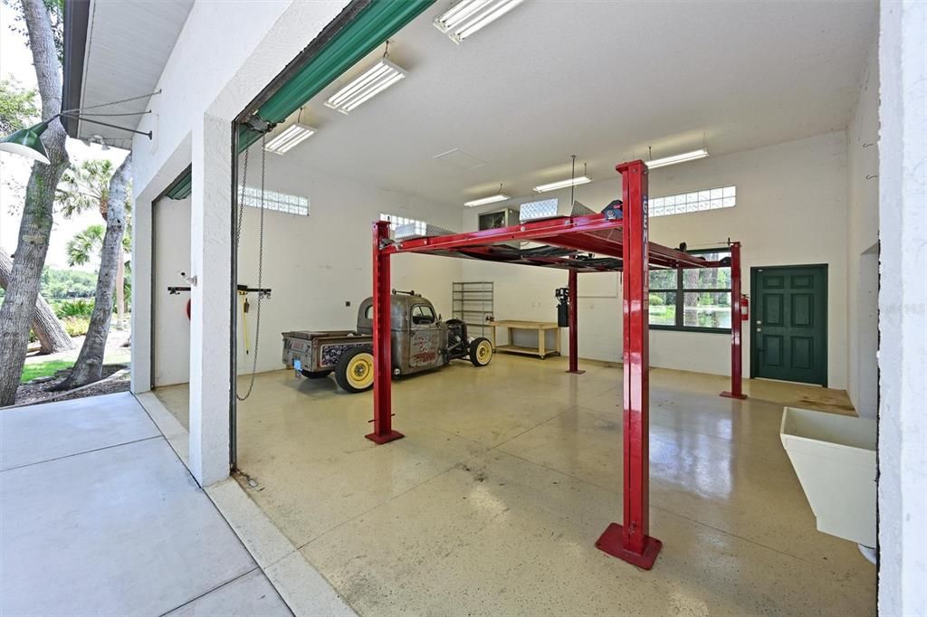 Activo con contrato: $989,900 (3 camas, 3 baños, 2820 Pies cuadrados)