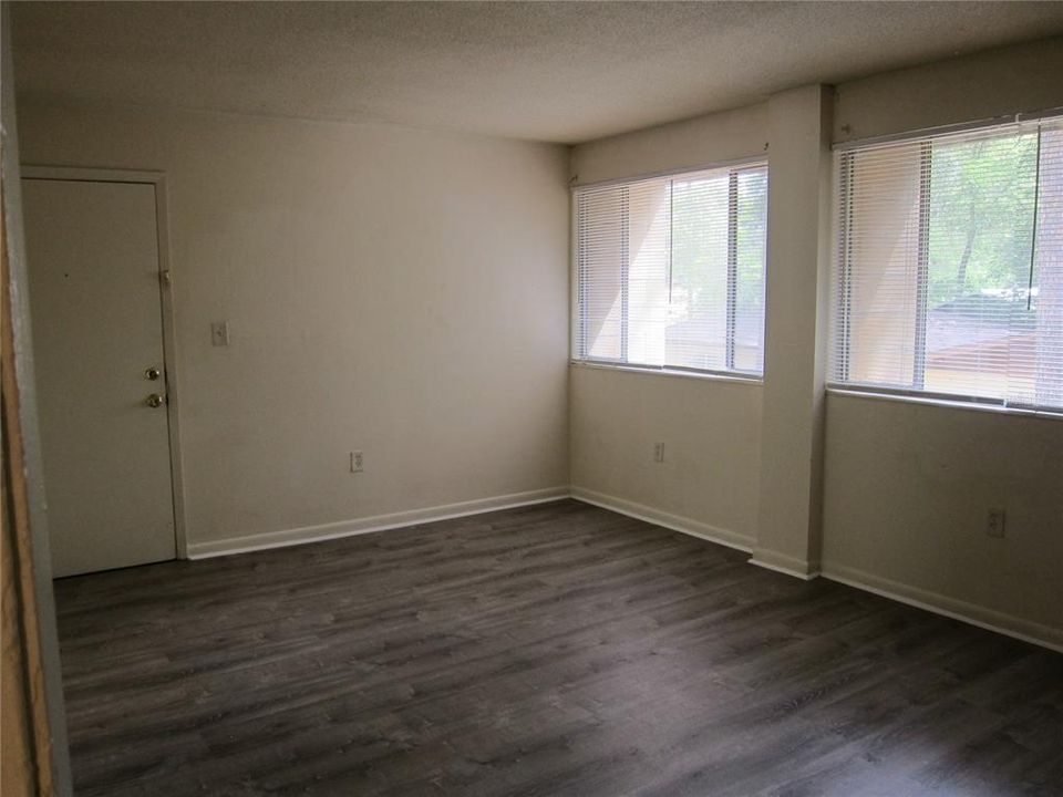 For Rent: $1,050 (2 beds, 1 baths, 900 Square Feet)