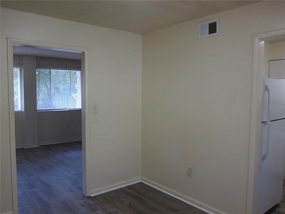 For Rent: $1,050 (2 beds, 1 baths, 900 Square Feet)