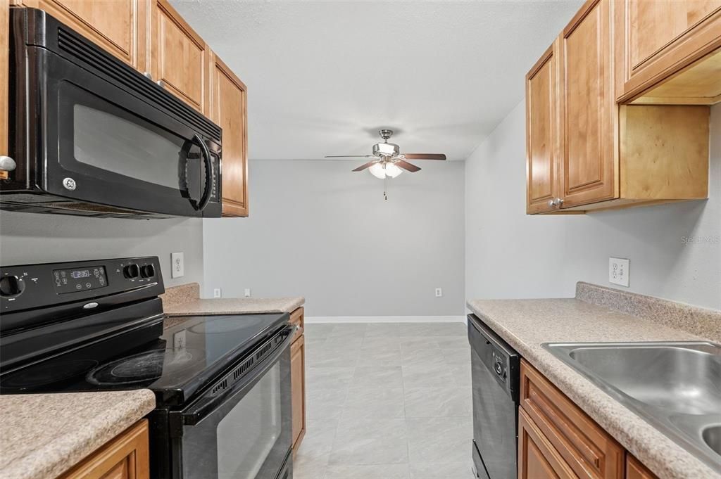 For Rent: $1,600 (2 beds, 1 baths, 881 Square Feet)