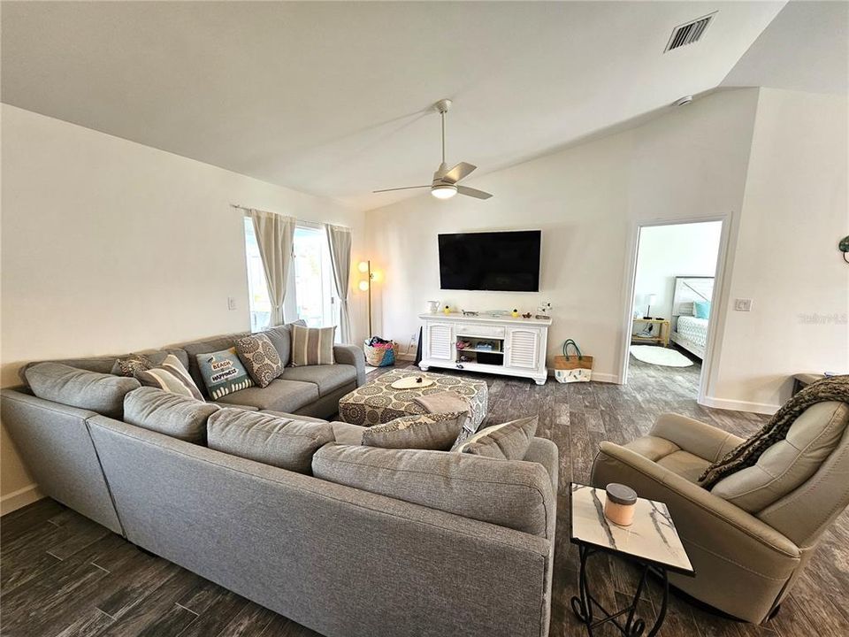 For Rent: $4,800 (3 beds, 2 baths, 1481 Square Feet)