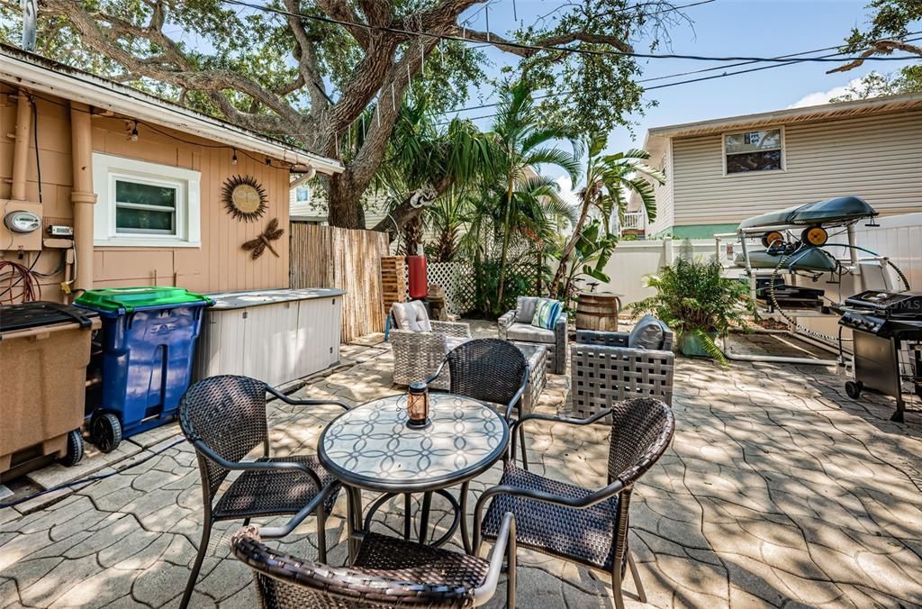 For Rent: $1,225 (1 beds, 1 baths, 740 Square Feet)