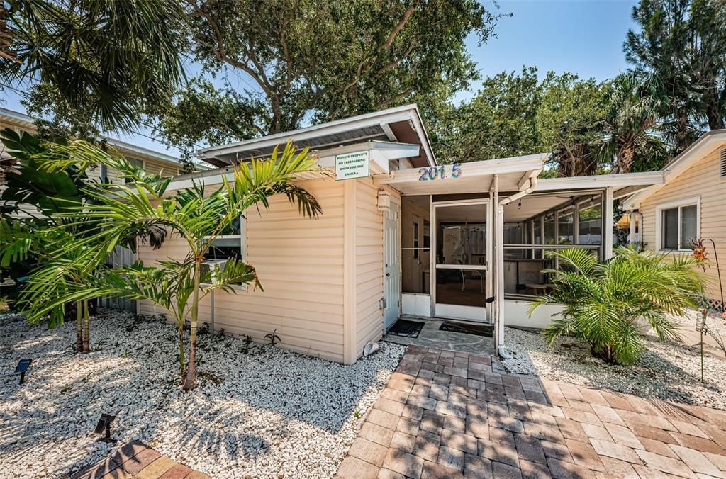 For Rent: $1,225 (1 beds, 1 baths, 740 Square Feet)