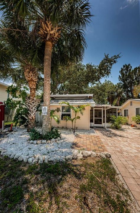 For Rent: $1,225 (1 beds, 1 baths, 740 Square Feet)