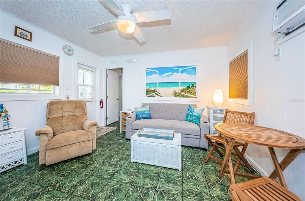 For Rent: $1,225 (1 beds, 1 baths, 740 Square Feet)