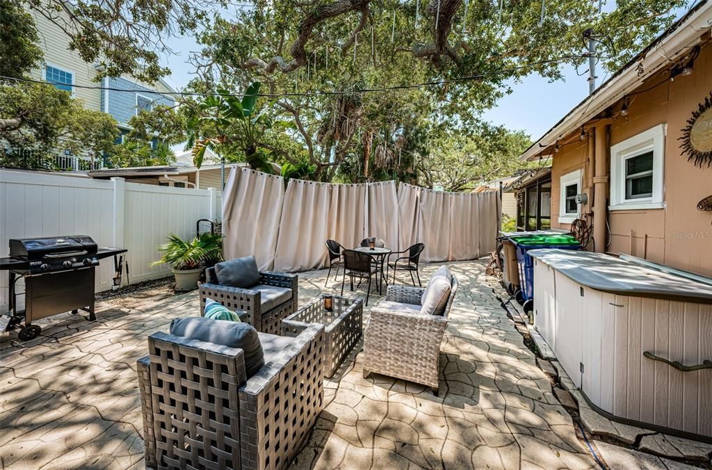 For Rent: $1,225 (1 beds, 1 baths, 740 Square Feet)
