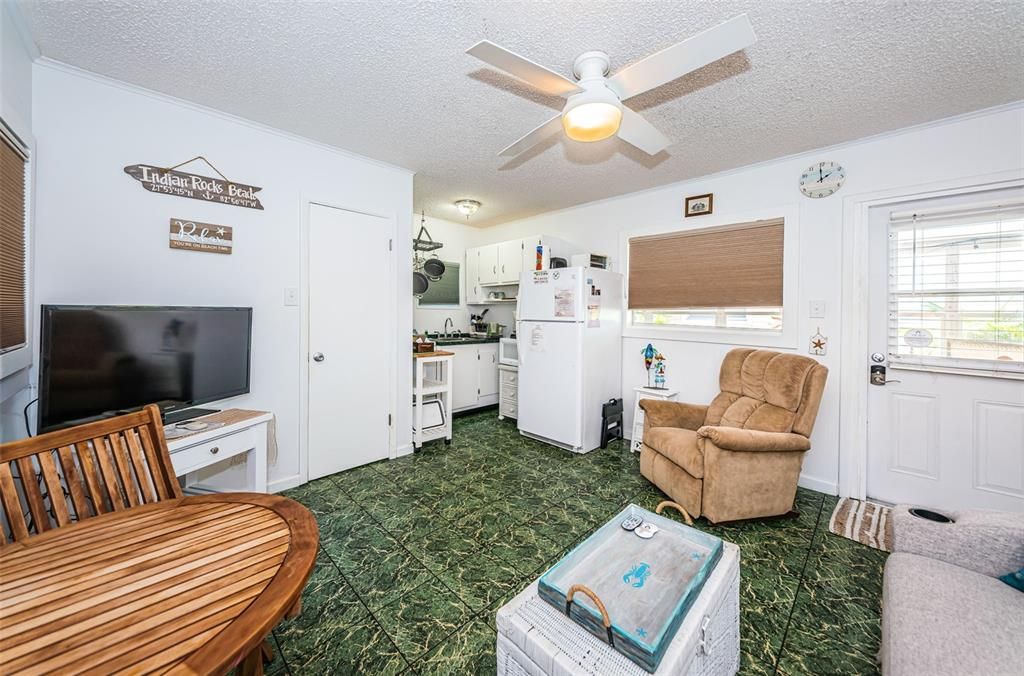 For Rent: $1,225 (1 beds, 1 baths, 740 Square Feet)