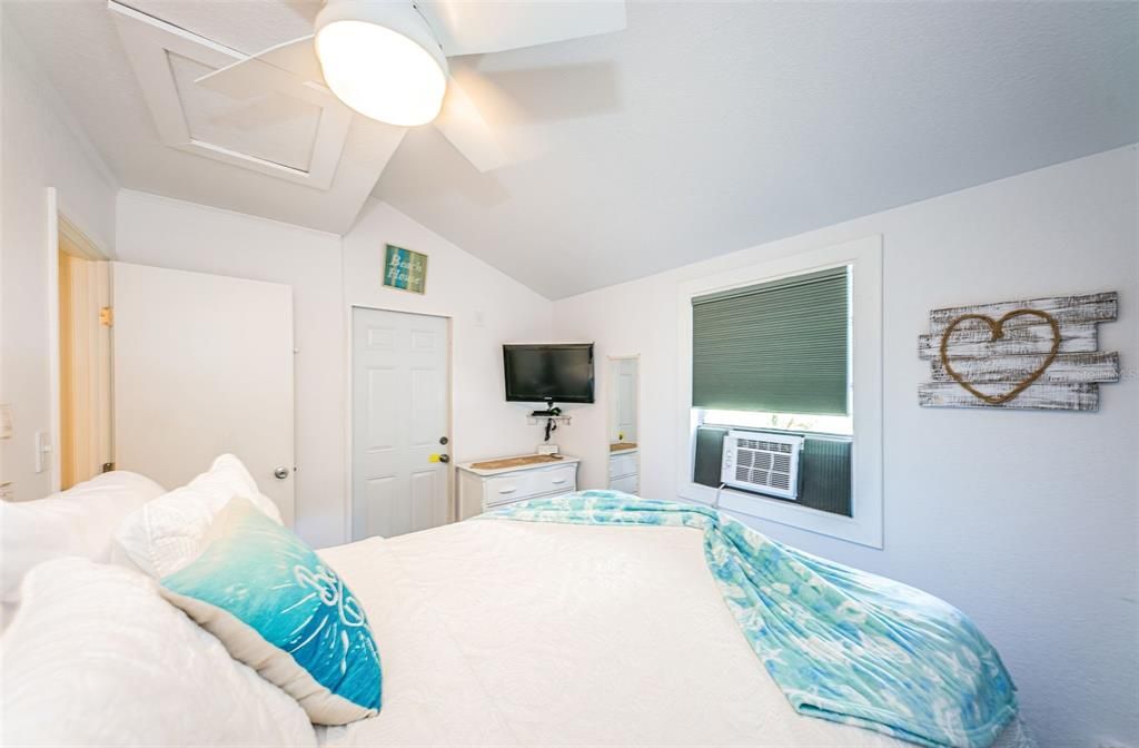 For Rent: $1,225 (1 beds, 1 baths, 740 Square Feet)