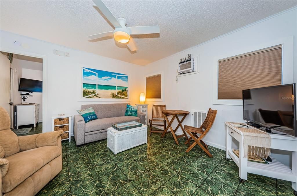 For Rent: $1,225 (1 beds, 1 baths, 740 Square Feet)