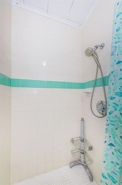 For Rent: $1,225 (1 beds, 1 baths, 740 Square Feet)